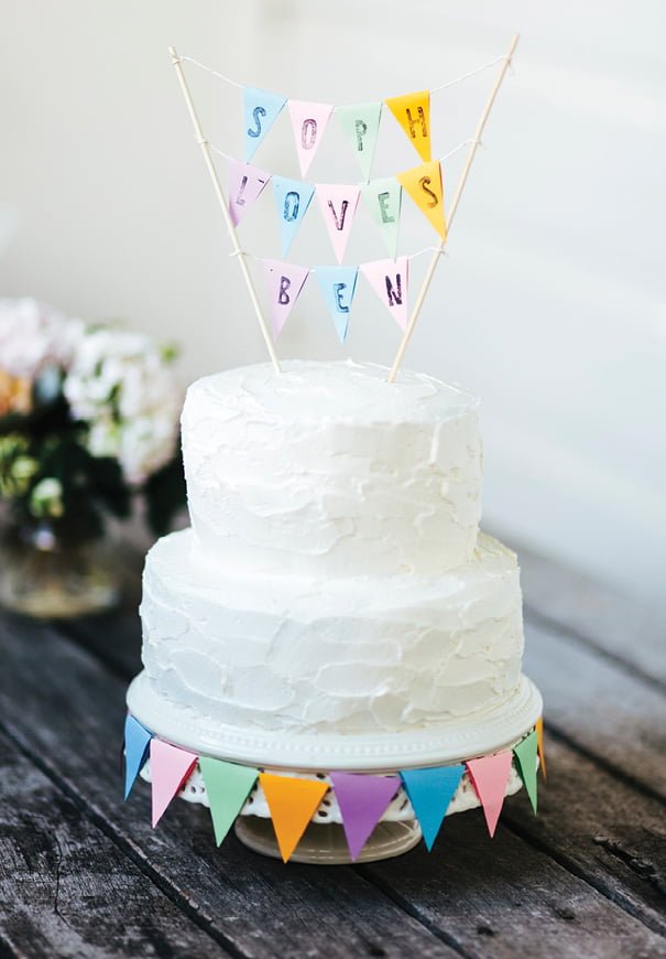 DIY-vanilla-wedding-cake-bunting-topper