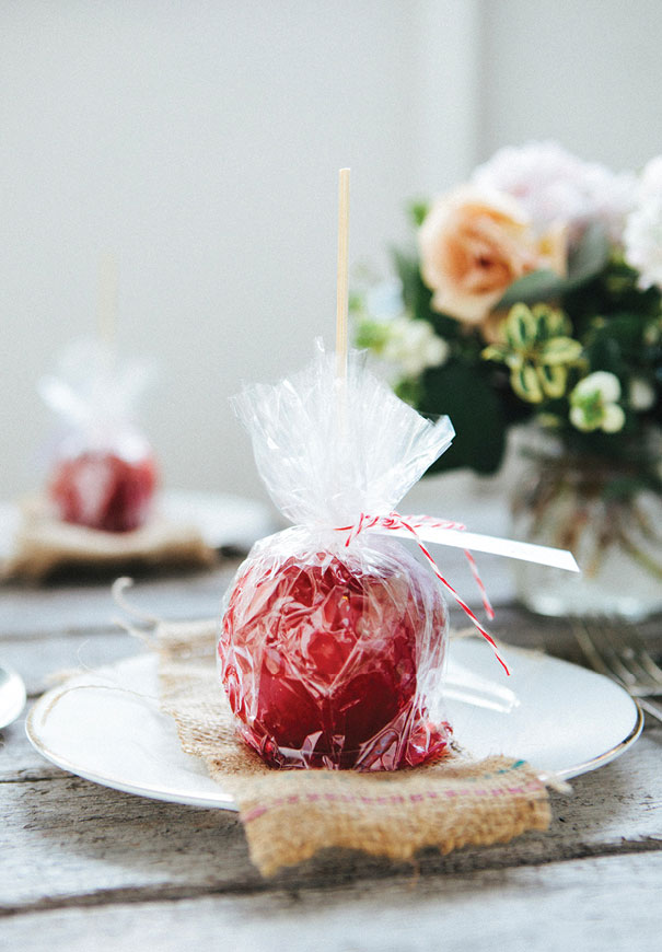 diy-toffee-apples-wedding-favour-place-cards