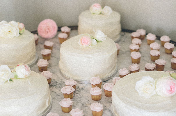 wedding-cake-topper-edible-flowers-dessert-inspiration-cool-different-best7