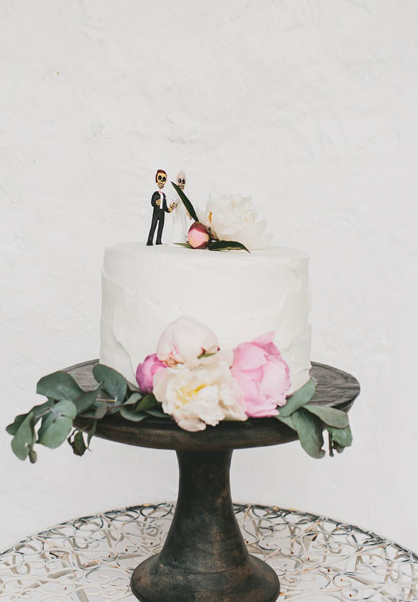 cool-wedding-cake-ideas-fruit-flowers-succulents-dessert13