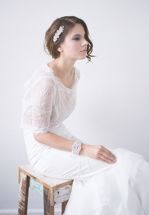 bridal-hair-accessories-veil-robe-lace-gold-pearl