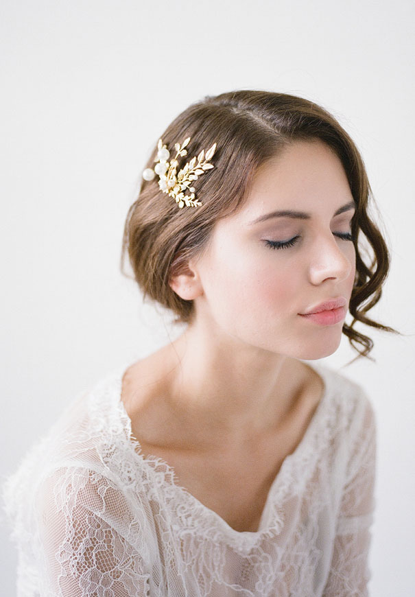 bridal-hair-accessories-veil-robe-lace-gold-pearl11