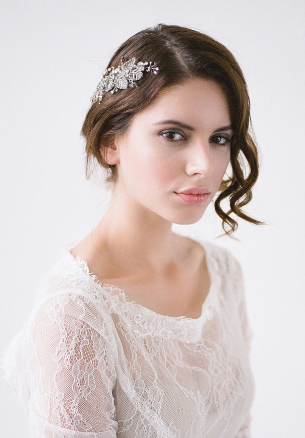 bridal-hair-accessories-veil-robe-lace-gold-pearl13
