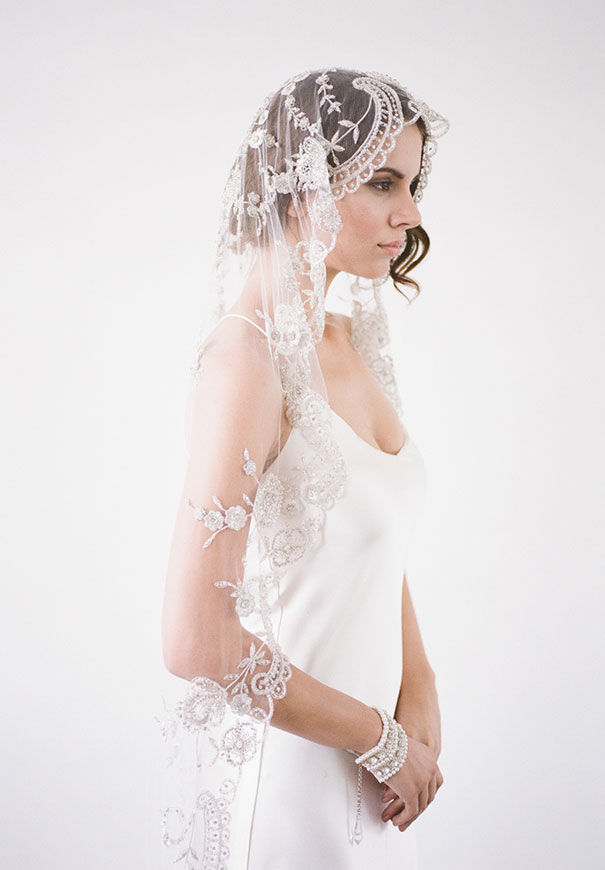 bridal-hair-accessories-veil-robe-lace-gold-pearl14