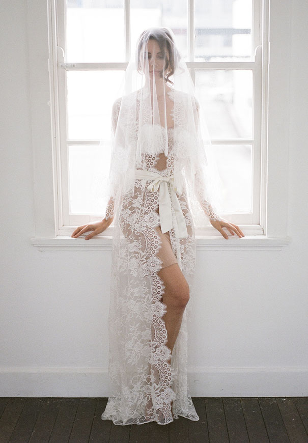 bridal-hair-accessories-veil-robe-lace-gold-pearl15