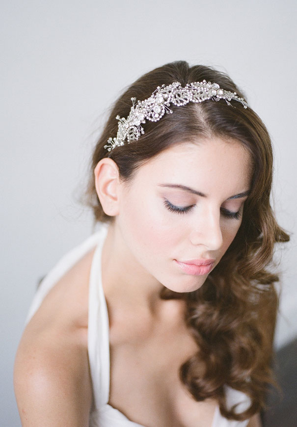 bridal-hair-accessories-veil-robe-lace-gold-pearl4