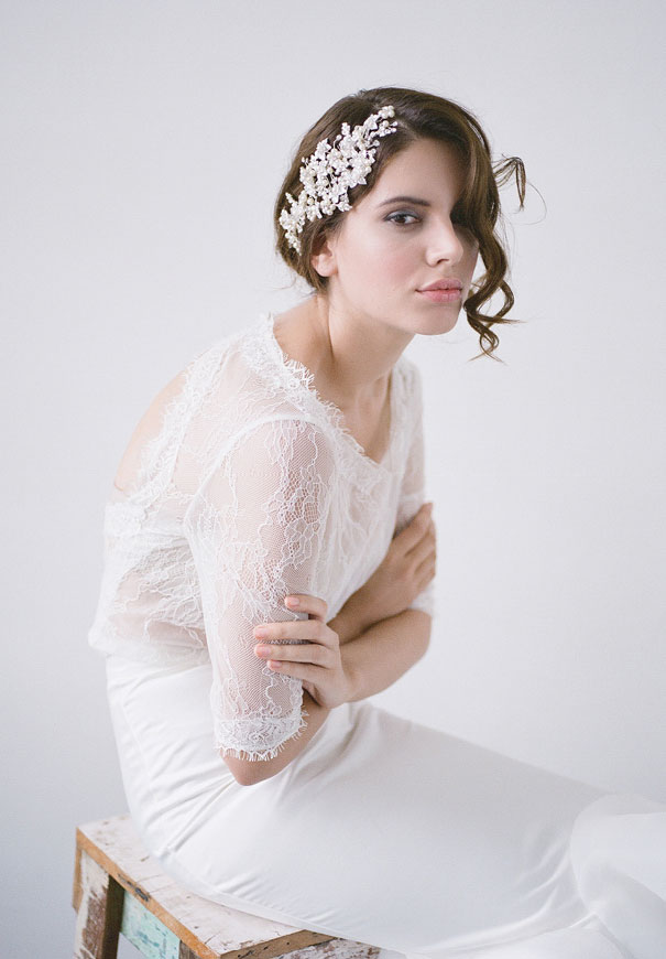 bridal-hair-accessories-veil-robe-lace-gold-pearl5
