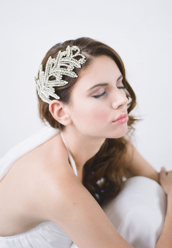bridal-hair-accessories-veil-robe-lace-gold-pearl7