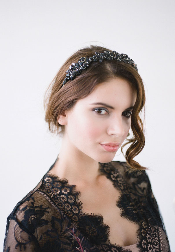 bridal-hair-accessories-veil-robe-lace-gold-pearl8