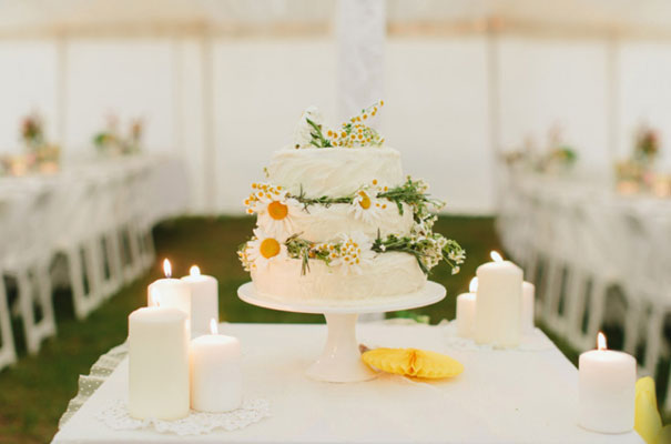 wedding-cake-inspiration-cheese-wheel-naked-cake-flowers-traditional-cool-diffferent3