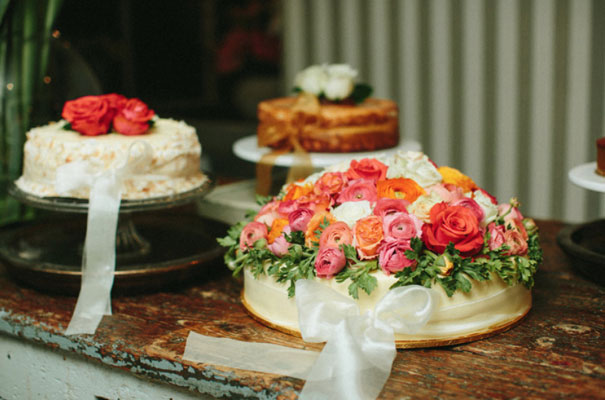 wedding-cake-inspiration-cheese-wheel-naked-cake-flowers-traditional-cool-diffferent9