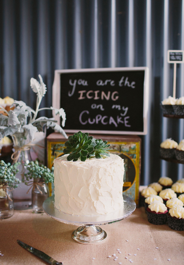 naked-wedding-cake-reception-flowers-inspiraton-donut-cake24