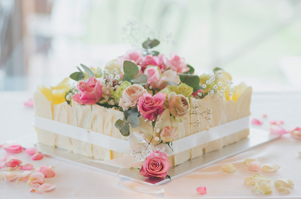 wedding-cake-naked-cake-reception-flowers-inspiraton-donut-cake3