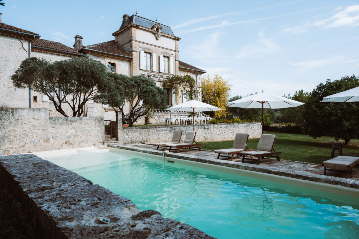 Elegant outdoor wedding reception at Chateau Coty in the south of France